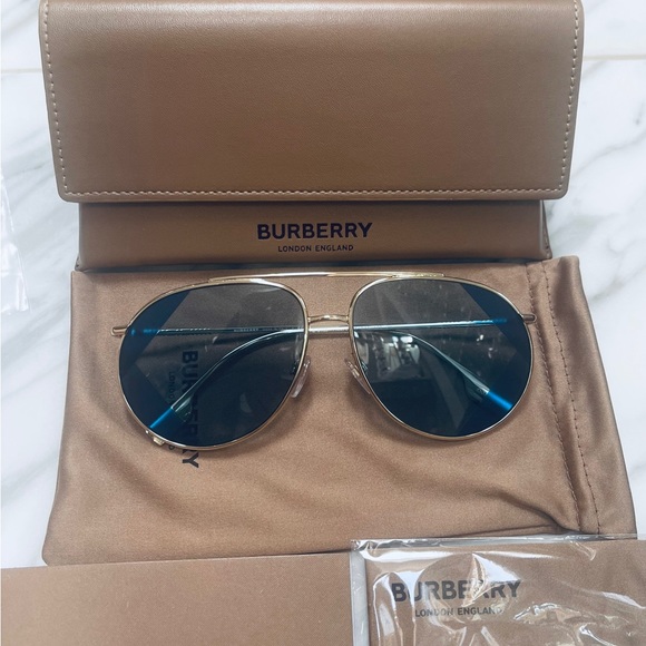 BURBERRY PILOT GOLD- TONE METAL AVIATORS WITH 2 TONE DESIGN DETAILING ON LENSES - Picture 4 of 16